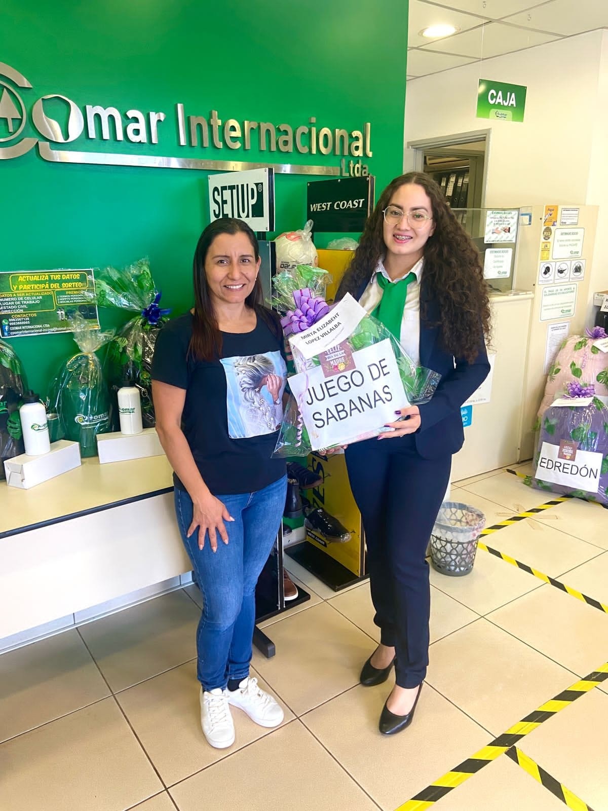 Entrega de premios a los Felices  ganadores del DIA DE LA MADRE  gracias por su participación.