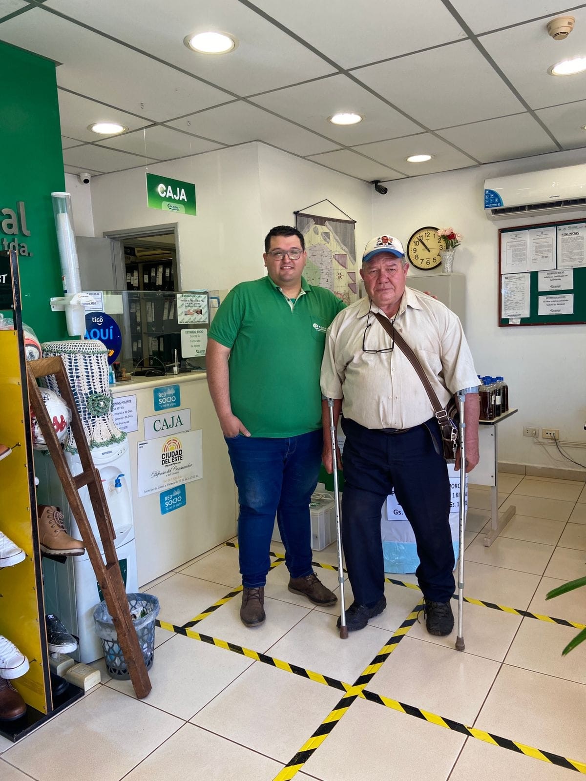 Una donación de Pedro Pintos funcionario de la cooperativa al Socio Don Rolón dos bastones de metal para mejor movilidad.